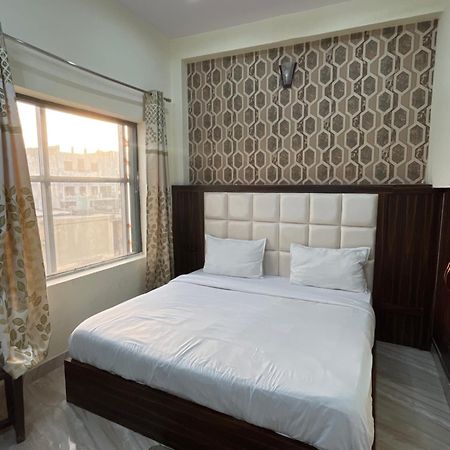 Hotel Snow White Budget Family Rooms - In House Parking - 5G Wifi- Gyser Facility Tājganj エクステリア 写真