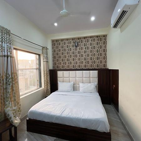Hotel Snow White Budget Family Rooms - In House Parking - 5G Wifi- Gyser Facility Tājganj エクステリア 写真
