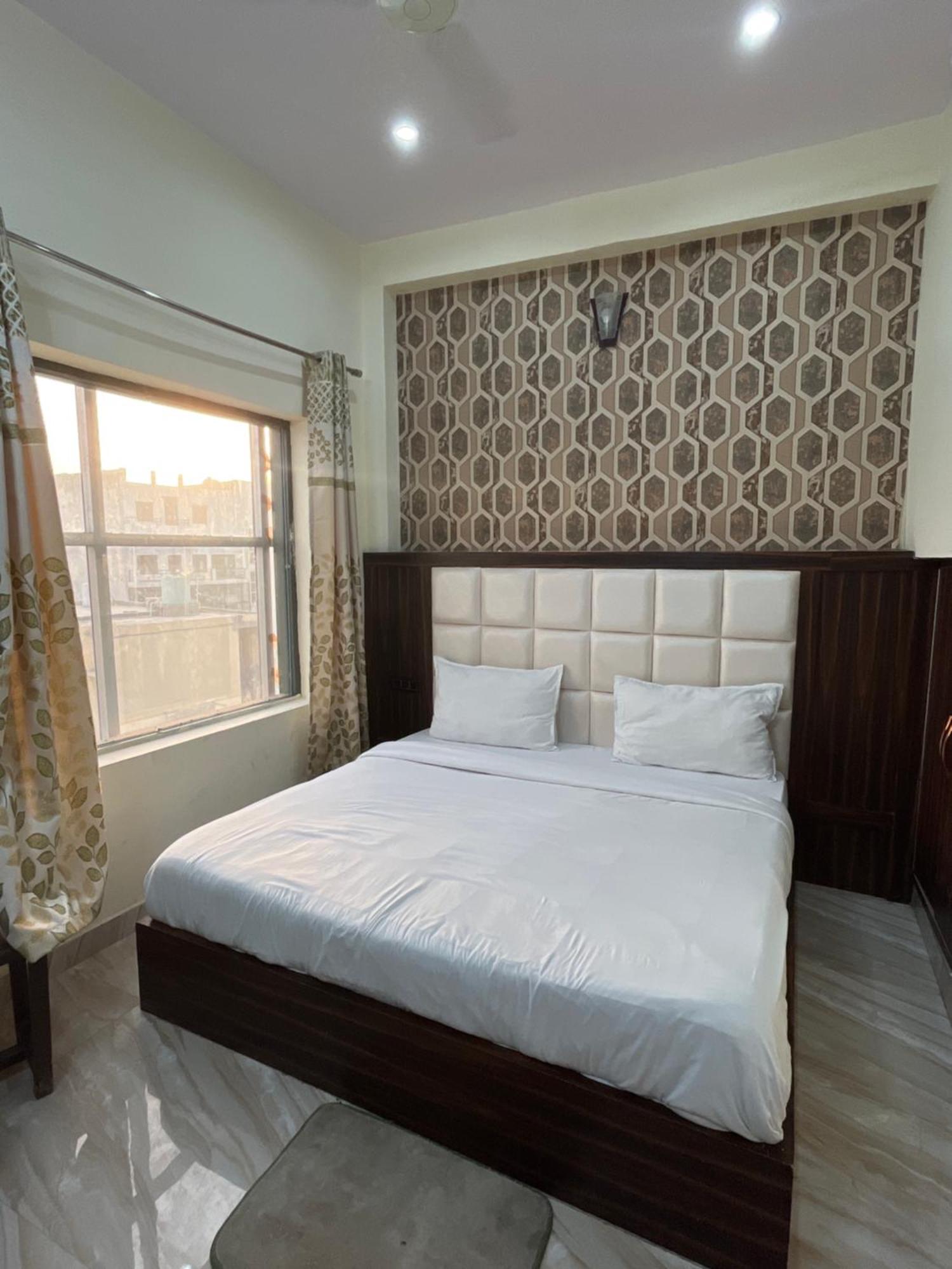 Hotel Snow White Budget Family Rooms - In House Parking - 5G Wifi- Gyser Facility Tājganj エクステリア 写真