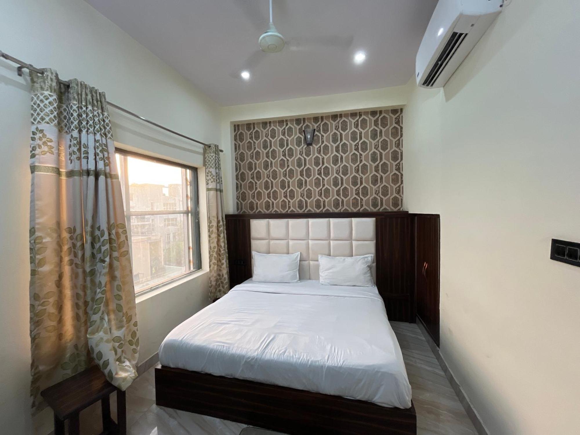 Hotel Snow White Budget Family Rooms - In House Parking - 5G Wifi- Gyser Facility Tājganj エクステリア 写真