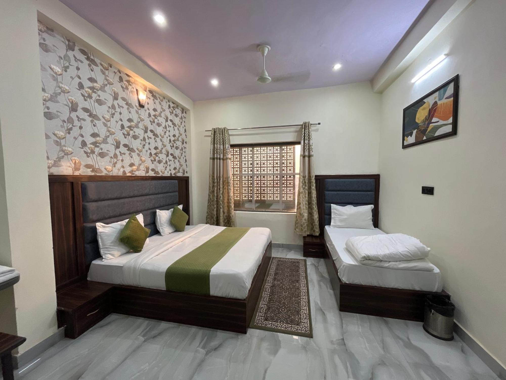 Hotel Snow White Budget Family Rooms - In House Parking - 5G Wifi- Gyser Facility Tājganj エクステリア 写真